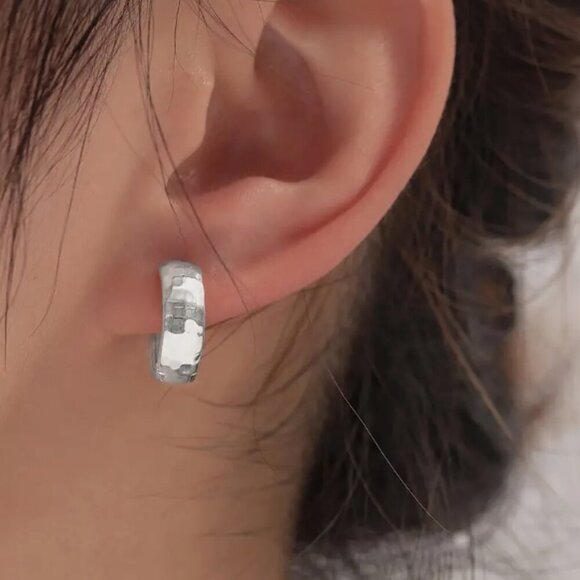 NEW Silver Plated hammered finish small Huggies hoop earrings - Picture 3 of 4